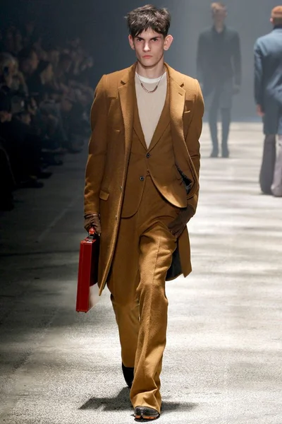 Look 3